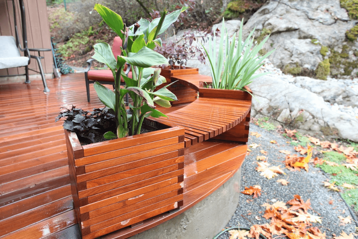 Custom deck + planter built by Constructo Group